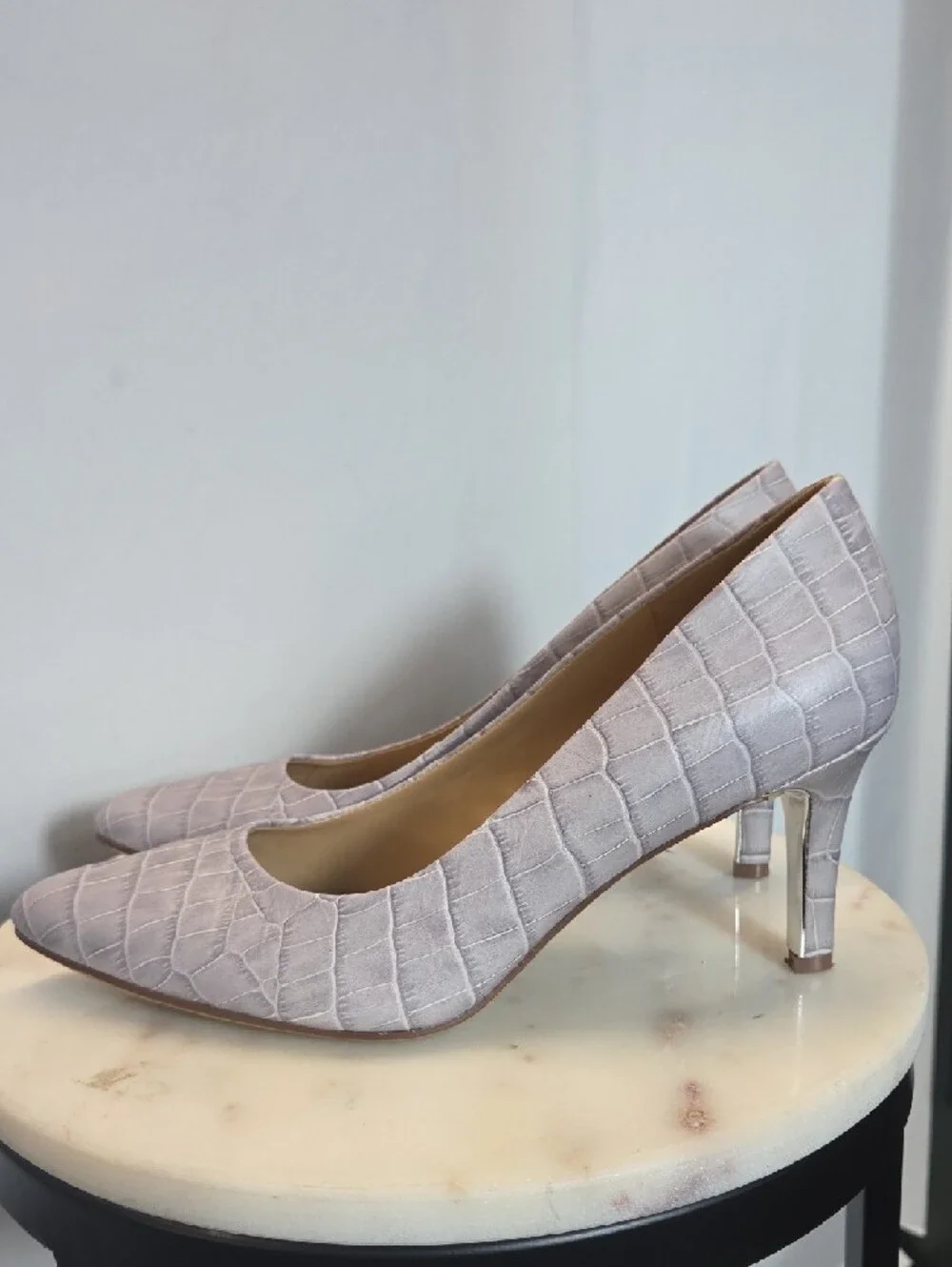 Naturalizer Croc-Embossed Leather Pointed Toe Pumps in Light Gray Size 8.5